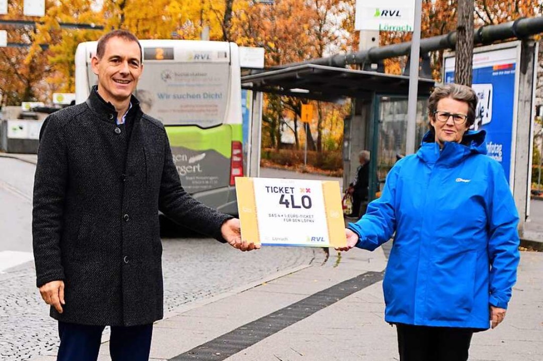 Oberbürgermeister Jörg Lutz und Britta...utz, mit dem Ticket 4Lö am Busbahnhof.  | Foto: Stadt Loerrach