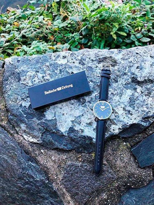 Die reduziert-modern gestaltete Uhr passt zu jedem Outfit.  | Foto: BZ.medien