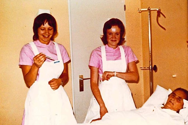 Ein Foto aus dem Jahr 1972: Lucia Kron...nks) und eine Kollegin am Krankenbett.  | Foto: Privat