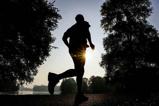 Wer im Herbst trotz Dunkelheit joggen ... gute Ausstattung achten (Symbolbild).  | Foto: Paul Zinken
