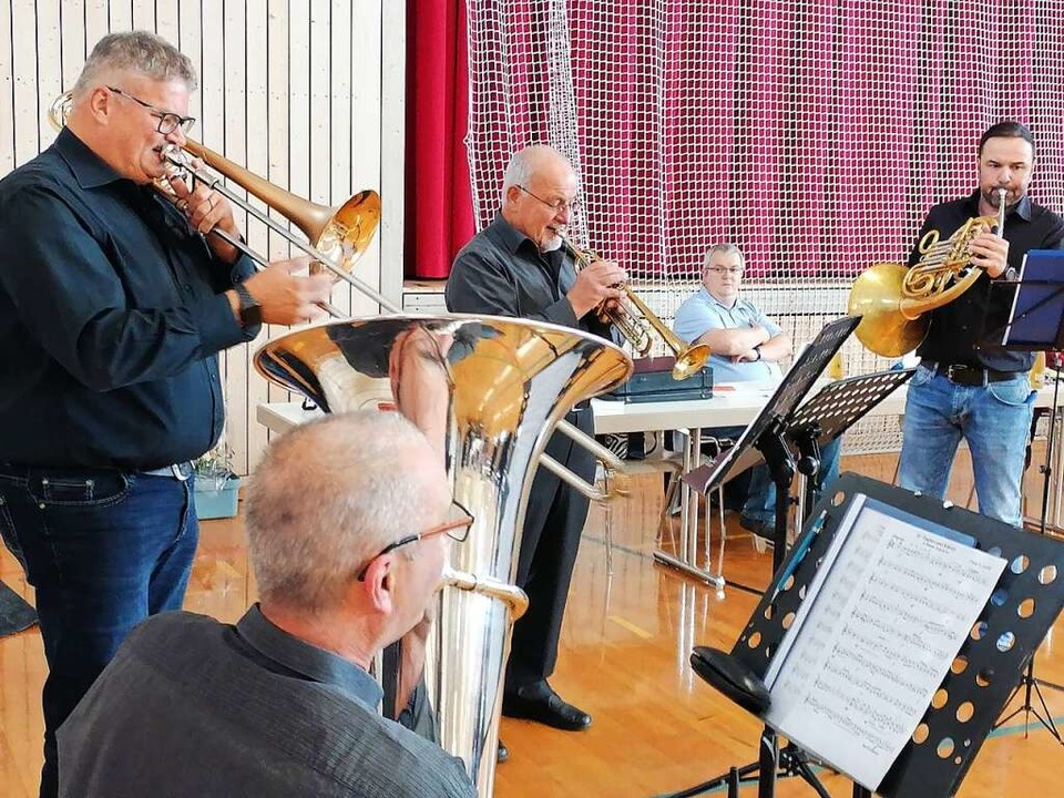 Ein Blechbläserquartett der Hebelmusik...eröffnete die Versammlung musikalisch.  | Foto: Daniel Gramespacher