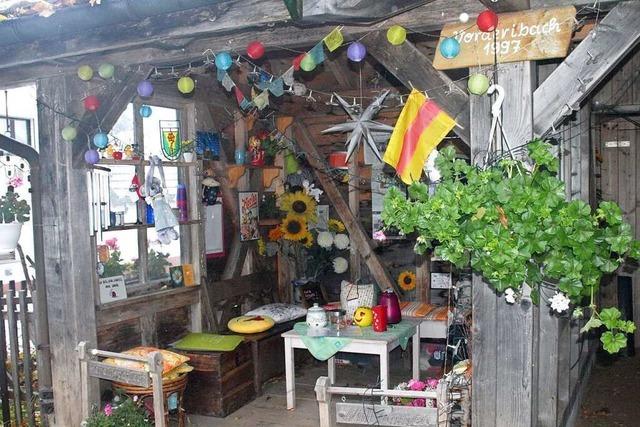 In Ibach gibt es ein kurioses Buswartehäuschen mit Möbeln, Getränken und Hundeleckerli