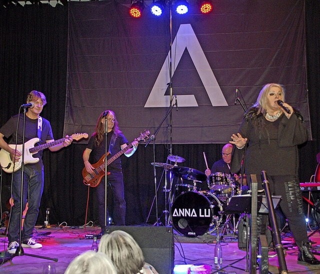 Anna Lu &amp; Band spielte auf der ausverkauften Kaisers Bhne.  | Foto: Petra Wunderle
