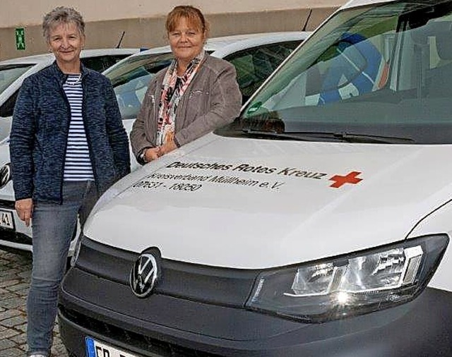 Gerlinde Engler (l.)  und Martina Ohrmann mit dem nagelneuen VW-Caddy  | Foto: DRK