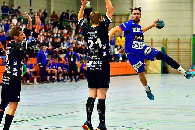 Ruben Wolfahrt von der Handball-Union ...Patrick Hoch (links) und Timo Hoch ab.  | Foto: Daniel Thoma