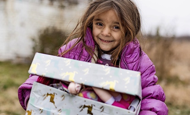 Wer armen Kindern eine Freude bereiten...em man Vertrauen entgegenbringen kann.  | Foto: Maurice Ressel (dpa)