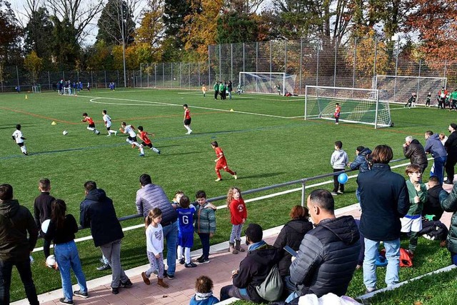 Die sieben- und achtjhrigen F-Jugend-...n zur Platzeinweihung ihr Turnier aus.  | Foto: Thomas Kunz