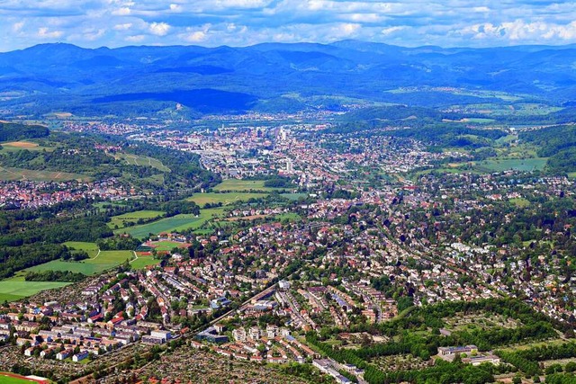 Blick  ber Riehen und Lrrach auf die Berge im sdlichen Schwarzwald  | Foto: Erich Meyer