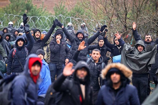 Einige Migranten haben sich an der weirussisch-polnischen Grenze versammelt.   | Foto: Leonid Shcheglov (dpa)