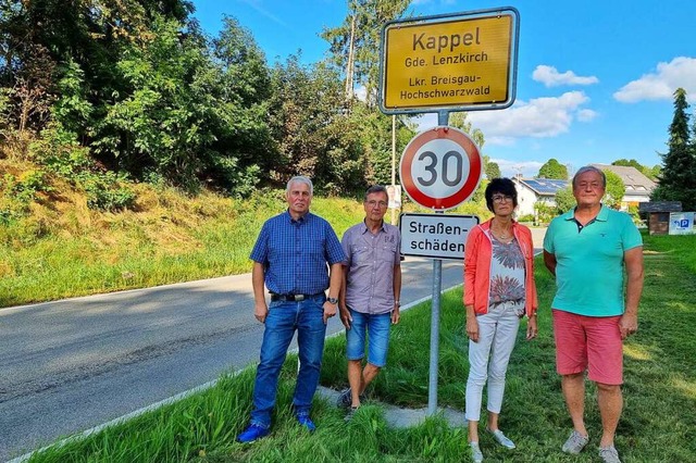 Roland Berr (von links), Harald Bodame...e Versetzung des Ortsschildes kmpfen.  | Foto: Nadine Klossek-Lais