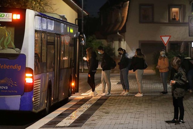 Bitte einsteigen &#8211; in Krzell ku... Uhr an der Bushaltestelle am Rathaus.  | Foto: Christoph Breithaupt