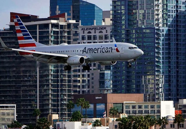 Ein Flugzeug vom Typ Boeing 737 der Fl...f den San Diego International Airport.  | Foto: K.C. Alfred (dpa)