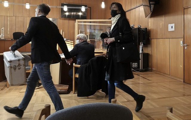 Die Angeklagte betritt am Dienstag mit...diger Marc Kutschera den Gerichtssaal.  | Foto: Ralf Burgmaier