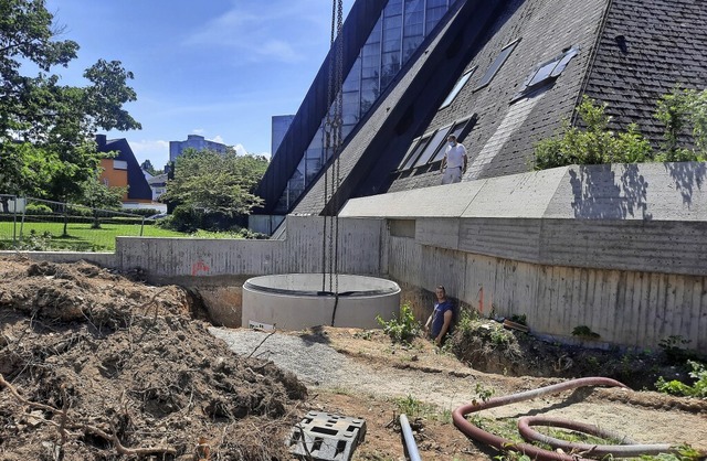 Im Auenbereich der Kirche St. Johannes wurde ein Pelletspeicher installiert.   | Foto: privat