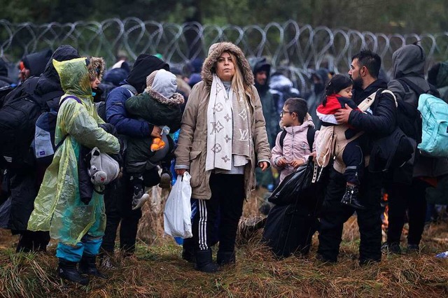 Migranten haben sich an der weirussisch-polnischen Grenze versammelt.  | Foto: Leonid Shcheglov (dpa)