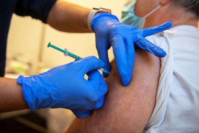 Vertreterinnen und Vertreter der Behr...ng dringend zum Impfen und Testen auf.  | Foto: Stefan Puchner (dpa)
