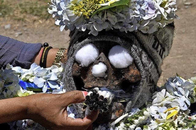 Bolivien feiert die Totenschädel
