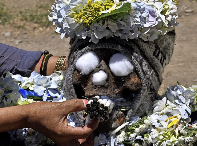 Beim  bolivianischen atitas-Festival ...eschmckt und mit Zigaretten bestckt.  | Foto: AIZAR RALDES (AFP)