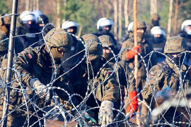 Polnische Polizisten und Grenzschtzer...arussisch-polnischen Grenze bei Grodno  | Foto: Leonid Shcheglov (dpa)