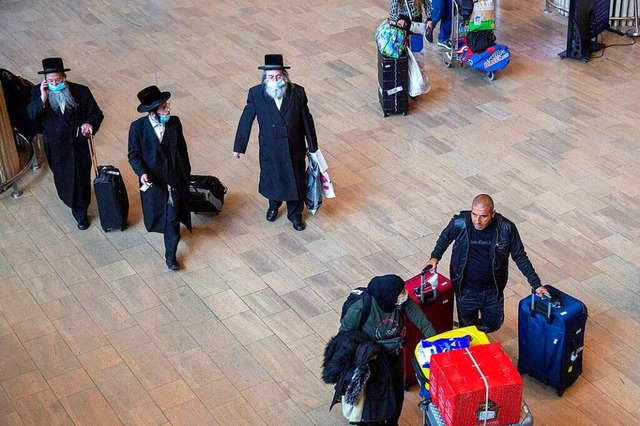 Reisende am Flughafen in Tel Aviv  | Foto: Ariel Schalit (dpa)