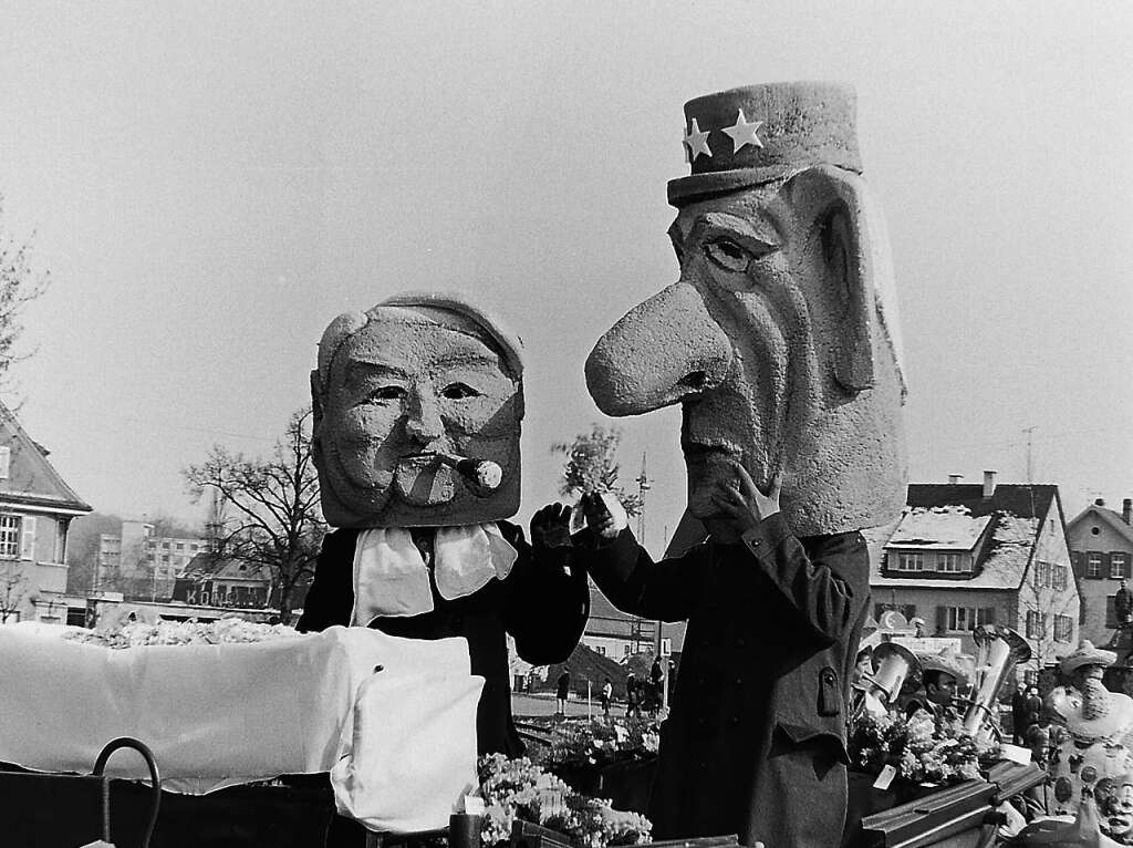 Politisch war die Fasnacht auch 1965: Der damalige Bundeskanzler Ludwig Erhard mit Zigarre und Frankreichs Staatsprsident  Charles De Gaulle aus Pappmaschee symbolisierten die Diskussionen um Waffenlieferungen nach Israel.