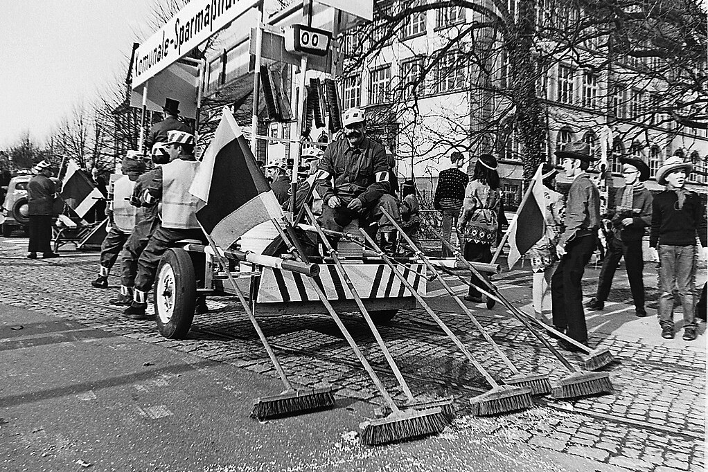 Kehraus: Diese Kehrmaschine war ein Sparvorschlag der Narren an die Verwaltung.