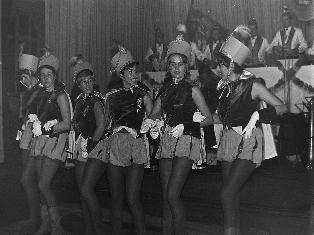 Die Tnzerinnen der Emmendinger Karnevalsgarde waren schwierig zu fotografieren,  der Zigarettenrauch vernebelte den freien Blick auf die Bhne der Blume-Sle.