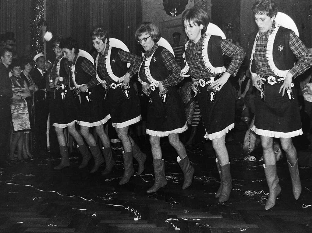 Ohne die Garde der Emmendinger Karnevalsgesellschaft war der Karnevalsball fr Emmendinger nicht vorstellbar, wobei Jahr fr Jahr die Themen der Tanzgruppe wechselten. 1966  kamen die Teilnehmerinnen als Cowgirls.