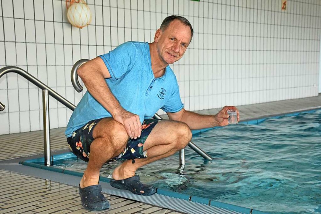Schwimmmeister Michael Schwär nimmt eine Wasserprobe  | Foto: Thomas Biniossek