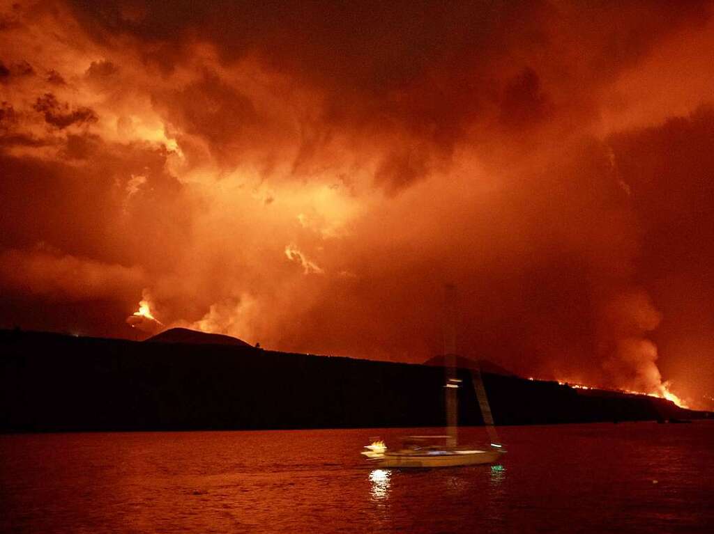 Ein Boot fhrt an der Insel La Palma vorbei, wo der Vulkan weiterhin Lava spuckt.