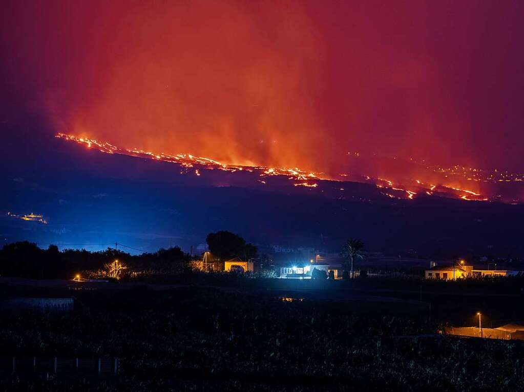 Lavastrme flieen aus dem Vulkan und ber dem Hang in Los Llanos de Aridane.