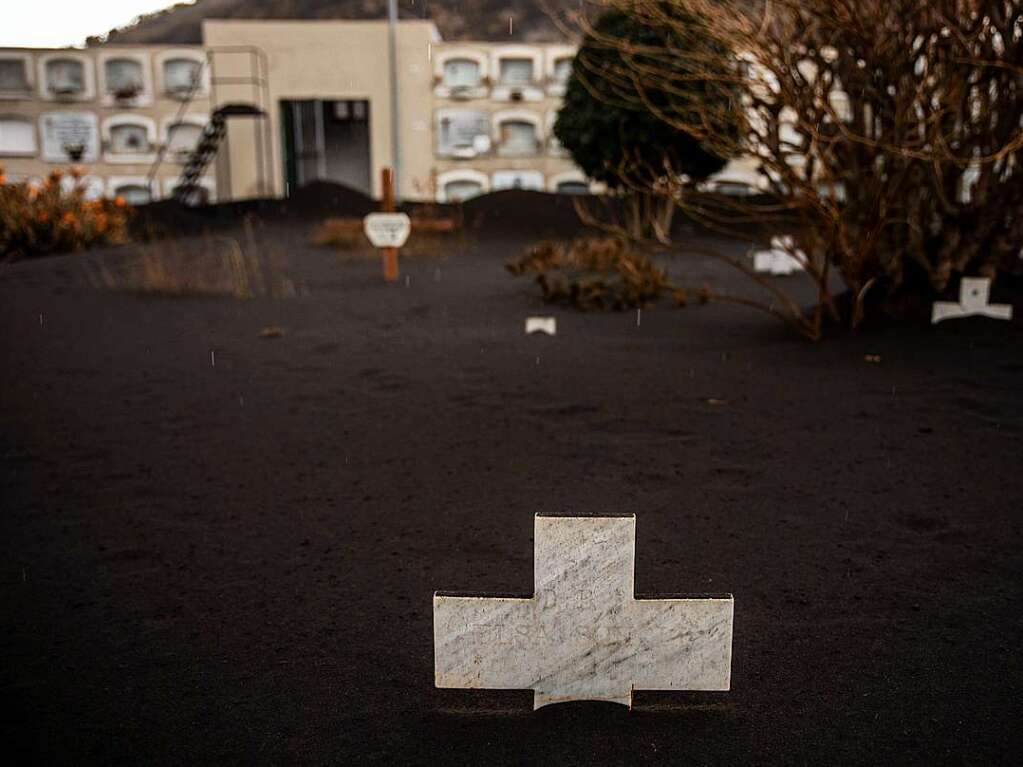 Der mit Lava bedeckte Friedhof von Las Manchas gehrt zu einer Sperrzone in diesem Bezirk von La Palma.