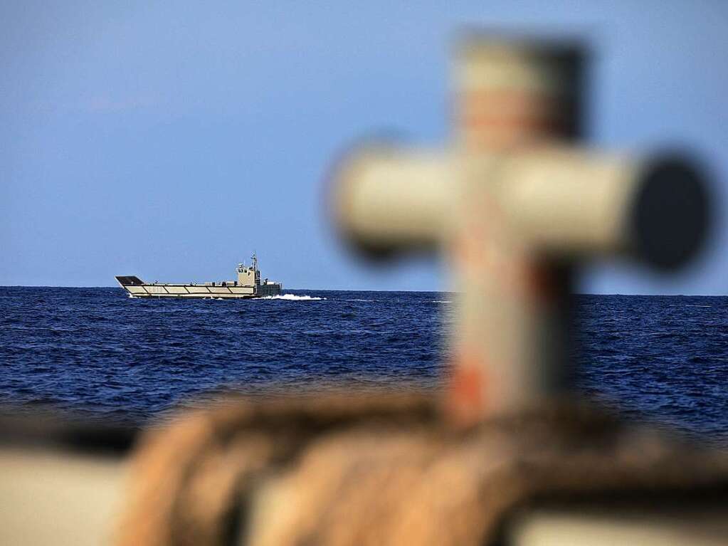 Das Amphibienschiff ist auf der Insel angekommen, um Landwirte auf dem Seeweg zu ihren Arbeitsgebieten zu bringen.