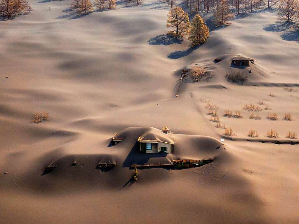 Blick auf ein mit Vulkanasche bedecktes Haus.