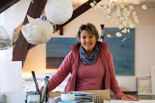 Barbara Heer aus Lahr in ihrem Atelier in Friesenheim  | Foto: Christoph Breithaupt