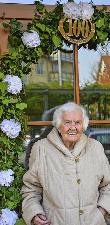 Zum ihrem 100. Geburtstag wurde Hildeg...on Nachbarinnen ein Kranz geflochten.   | Foto: Gabriele Hennicke