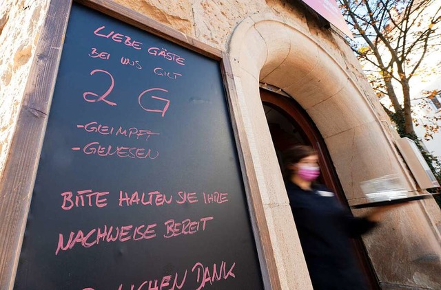 Vor einem Restaurant im Stuttgarter We...eren ffentlichen Veranstaltungen vor.  | Foto: Marijan Murat (dpa)