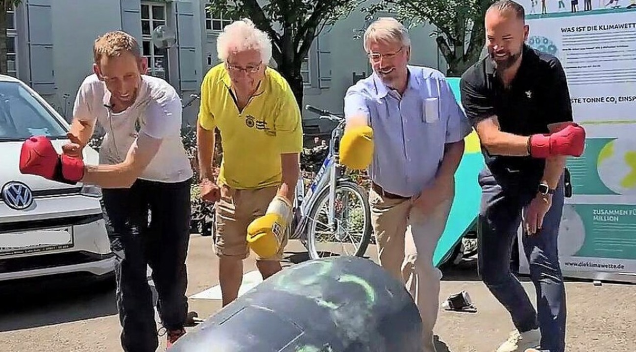 Initiator Michael Billharz, Helmut Sch...ne CO<BZ-Texttief>2</BZ-Texttief> um.   | Foto: Stadt Lahr