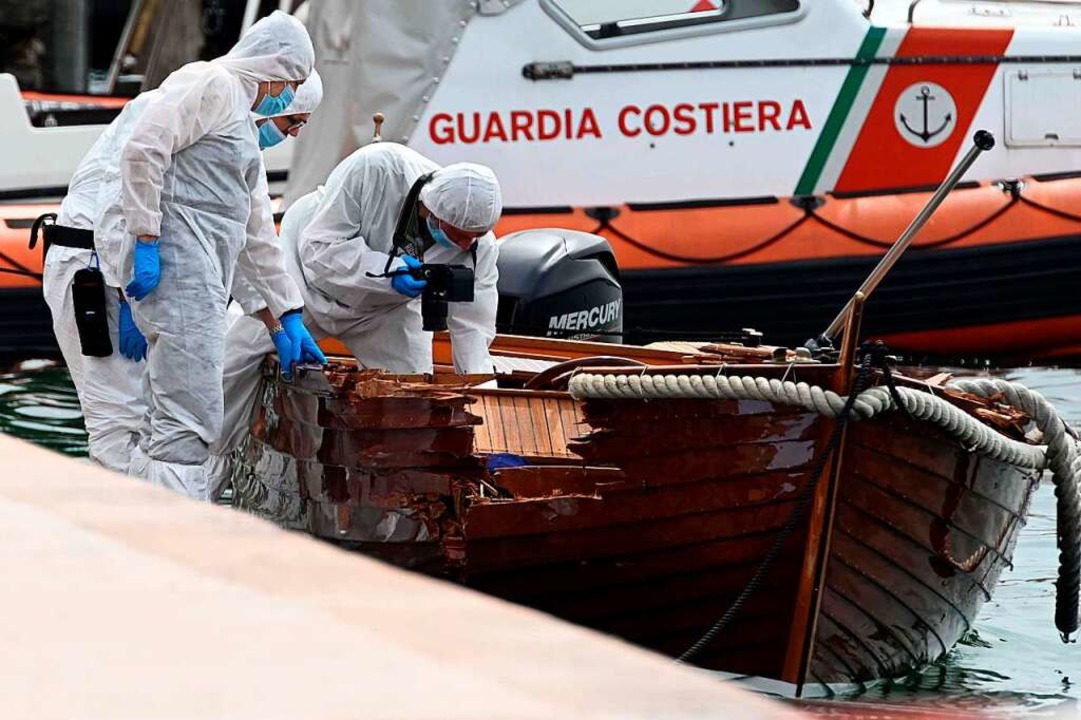 Forensiker begutachten das Boot der Todesopfer.  | Foto: Gabriele Strada (dpa)