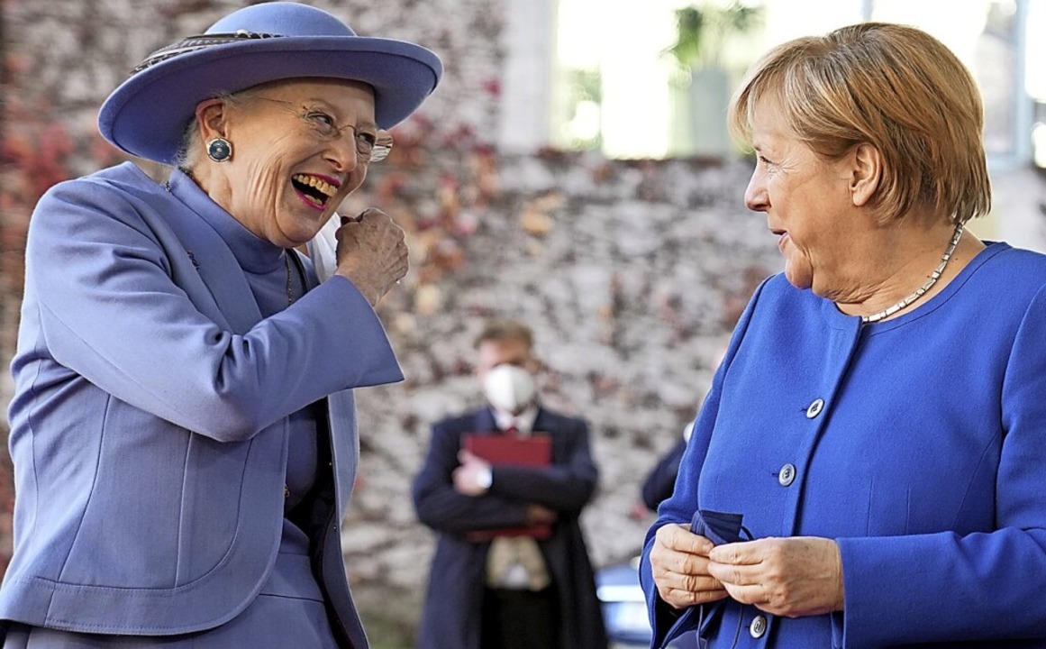 Angela Merkel (rechts) begrüßt Königin Margrethe II. von Dänemark.  | Foto: Kay Nietfeld (dpa)