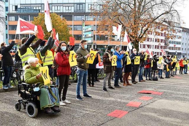 Beschäftigte der Universität Freiburg fordern bessere Bezahlung