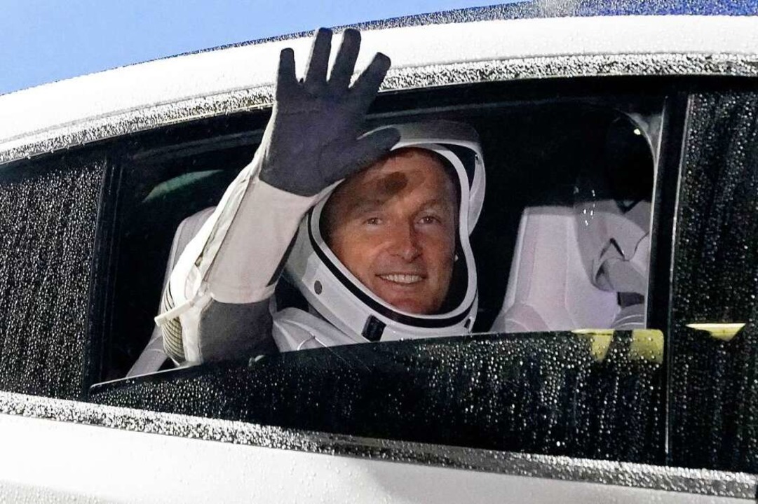 Der deutsche Astronaut Matthias Maurer...anaveral, Florida, in ein Auto steigt.  | Foto: John Raoux (dpa)