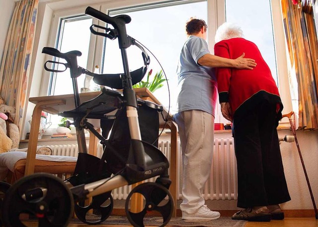 Alle Fragen rund um die Pflege zu Haus...t der Pflegesttzpunkt zu beantworten.  | Foto: Tom Weller (dpa)