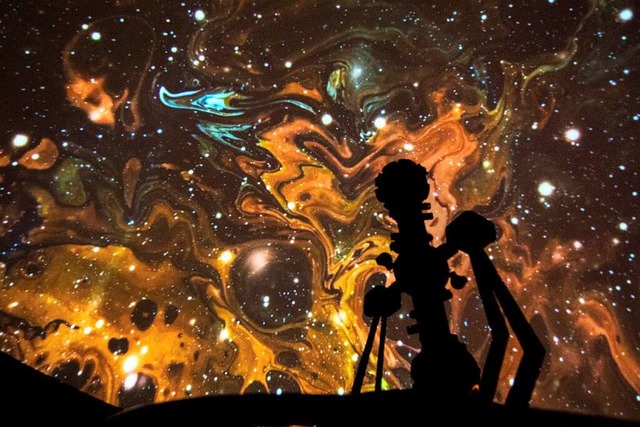 Visuals wie dieses gehren zum Konzept...er im Freiburger Planetarium performt.  | Foto: Nova