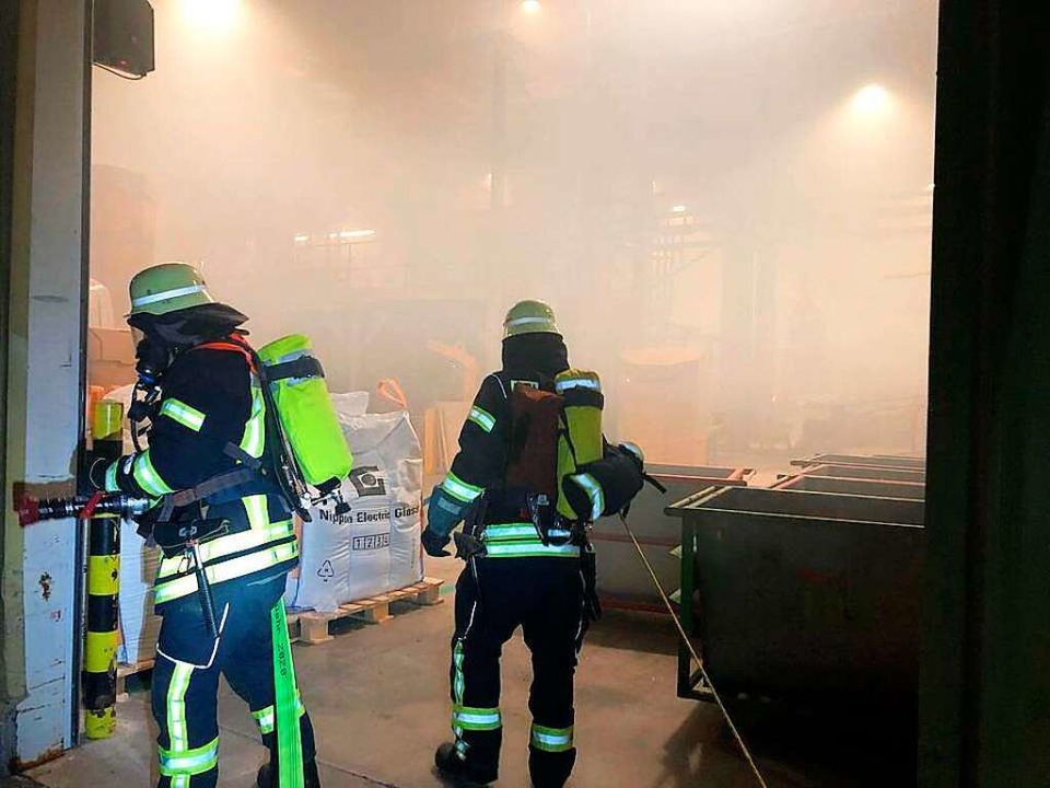Eine stark verrauchte Halle trafen die Feuerwehrleute am Dienstagabend an.  | Foto: Feuerwehr Wehr