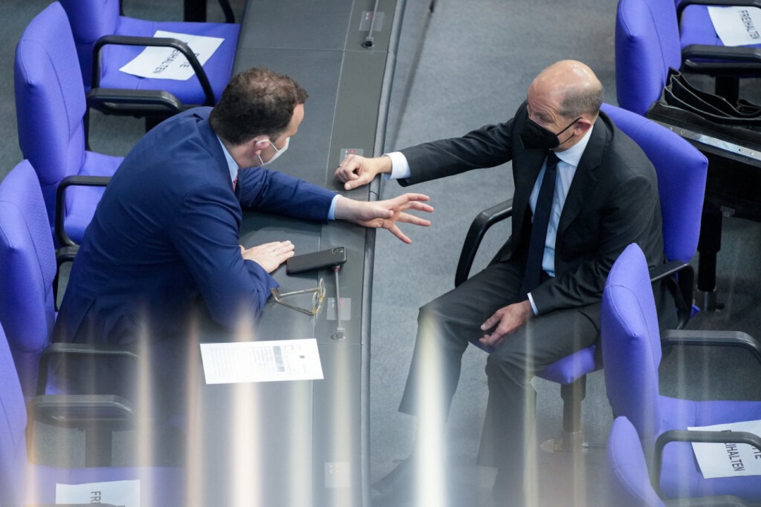 Olaf Scholz und Jens Spahn unterhalten sich im Bundestag.  | Foto: Kay Nietfeld (dpa)