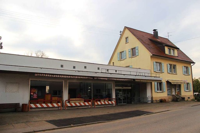 Der ehemalige Treff-Markt mit angrenze... greres Wohn- und Geschftshaus hin.  | Foto: Horst David