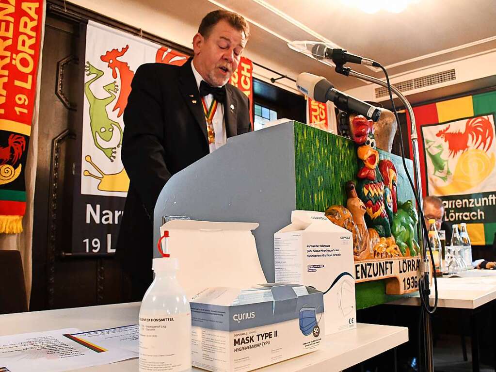 Oberzunftmeister Andreas Glattacker mit Hygiene -Equipment