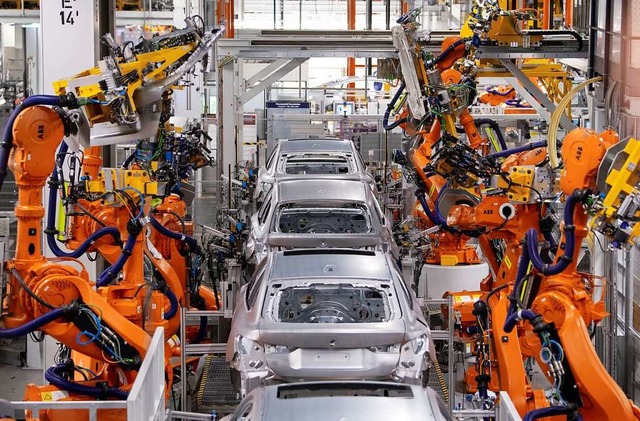 Roboter arbeiten an der Karosserie von verschiednen BMW- Modellen in Mnchen.  | Foto: Sven Hoppe (dpa)