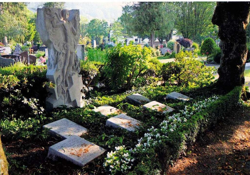 Das Grab von Pfarrer Leonhard Bauer bl...n Geistlichen im Waldkircher Friedhof.  | Foto: Buch: Waldkirch im Nationalsozialismus